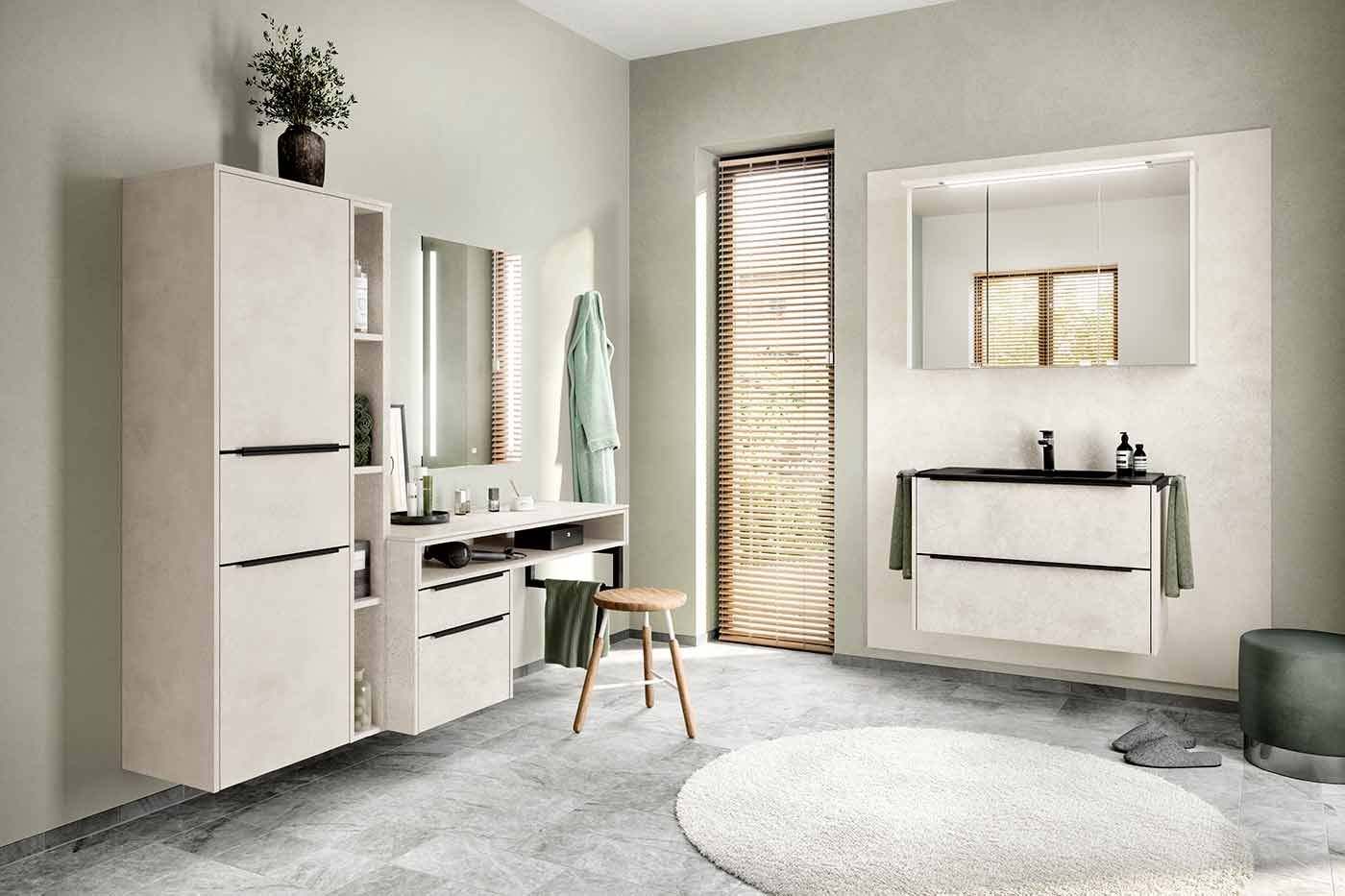 Helles Badezimmer Ein Helles Badezimmer mit hängenden Schränken und einem Runden Teppich