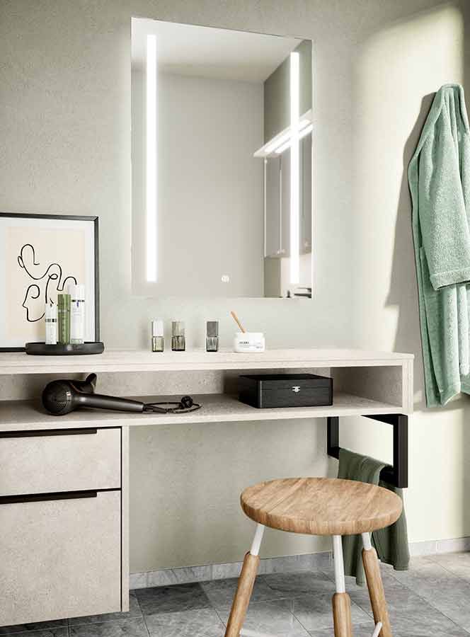 Ein Badezimmertisch mit Spiegel und verschiedenen Pflegeprodukten