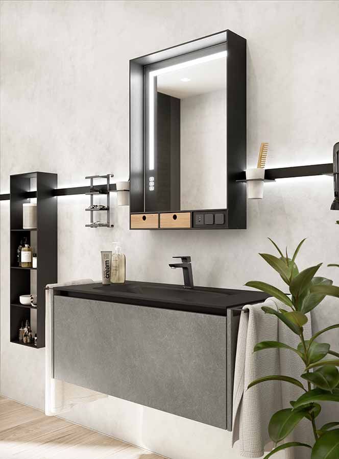 Beleuchteter Spiegel über dunklem Waschbecken