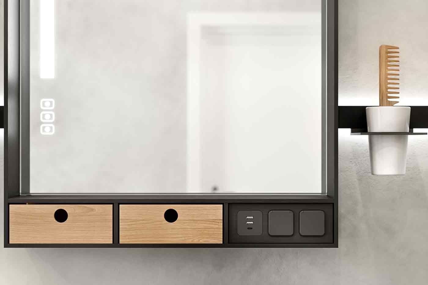 Nahaufnahme eines Spiegels mit kleinen Schubläden und Lade-Anschlüssen