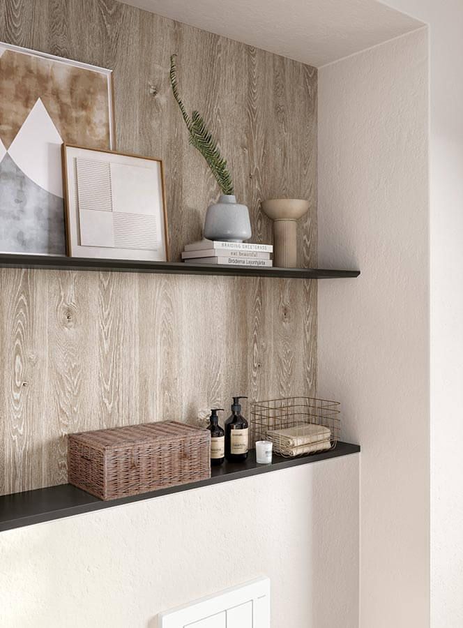 Über einem WC befindliche Regale mit Deko