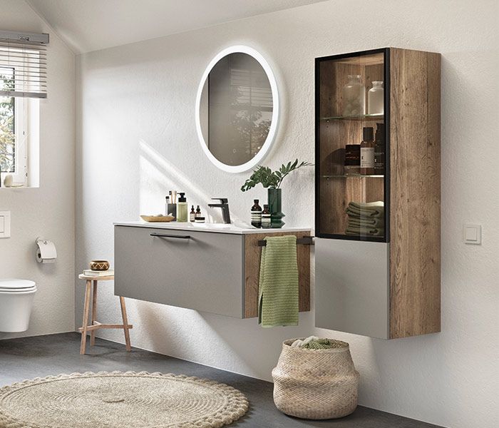 Helles Badezimmer Eine Badezimmer mit weißen Wänden und zwei hängenden Schränken