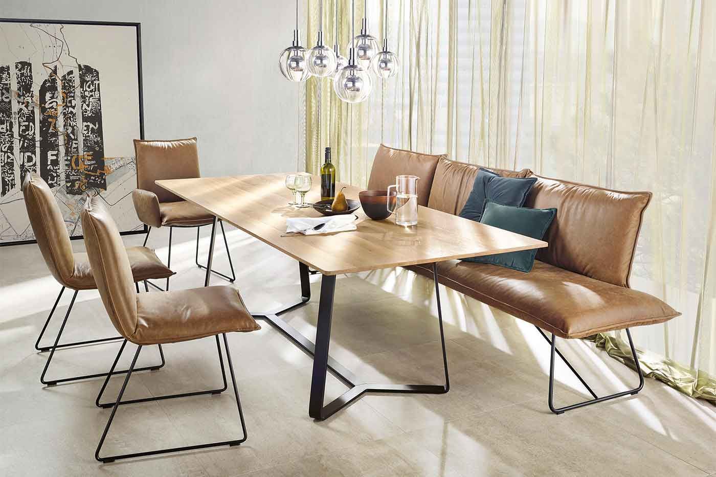 Esstisch 1 Heller Holztisch an dem eine Ledersitzbank und Lederstühle stehen