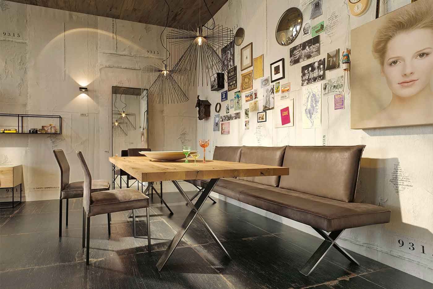 Esstisch 9 Holztisch mit Lederbank und -stühlen vor einer Bildergalerie