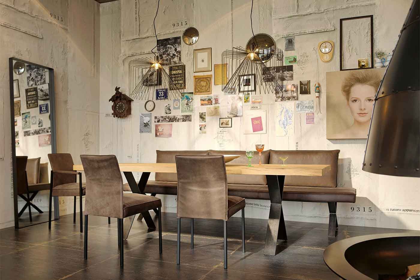 Esstisch 3 Holztisch mit Lederbank und Lederstühlen vor einer Bildergalerie