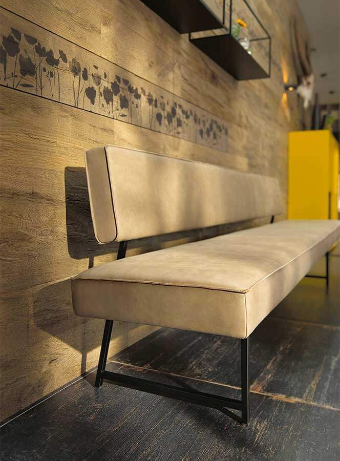 Sitzbank aus hellem Leder