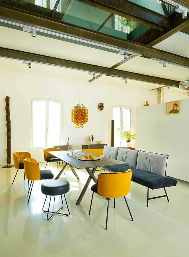 Esstisch 4 Holztisch mit Gelb-Blauen Stühlen und Sitzbank