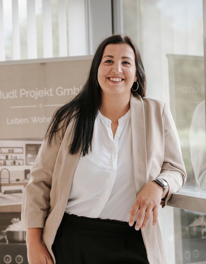 Lächelnde Frau mit rosa Blazer und weißer Bluse 