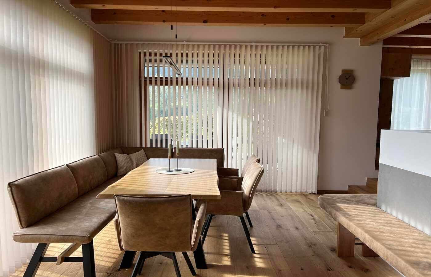 Heller Essbereich mit Sitzbank aus Leder und Lederstühlen