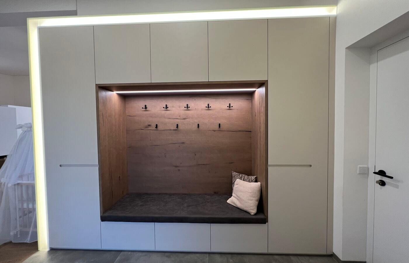 Projekte 24 Grauer Schrank mit eingebauter Garderobe