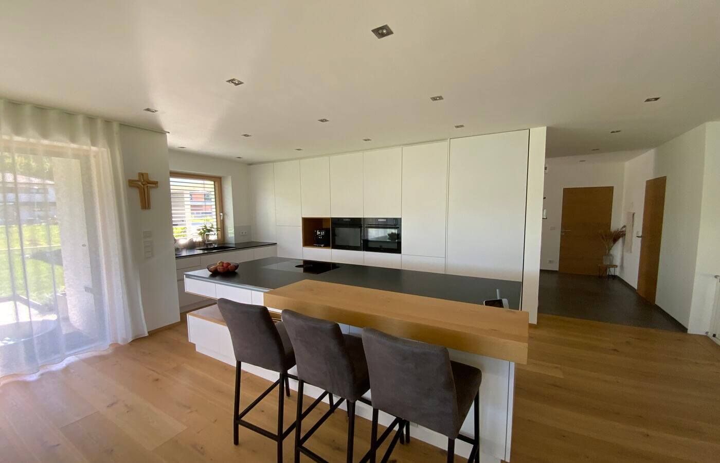 Helle Küche mit integriertem Essbereich