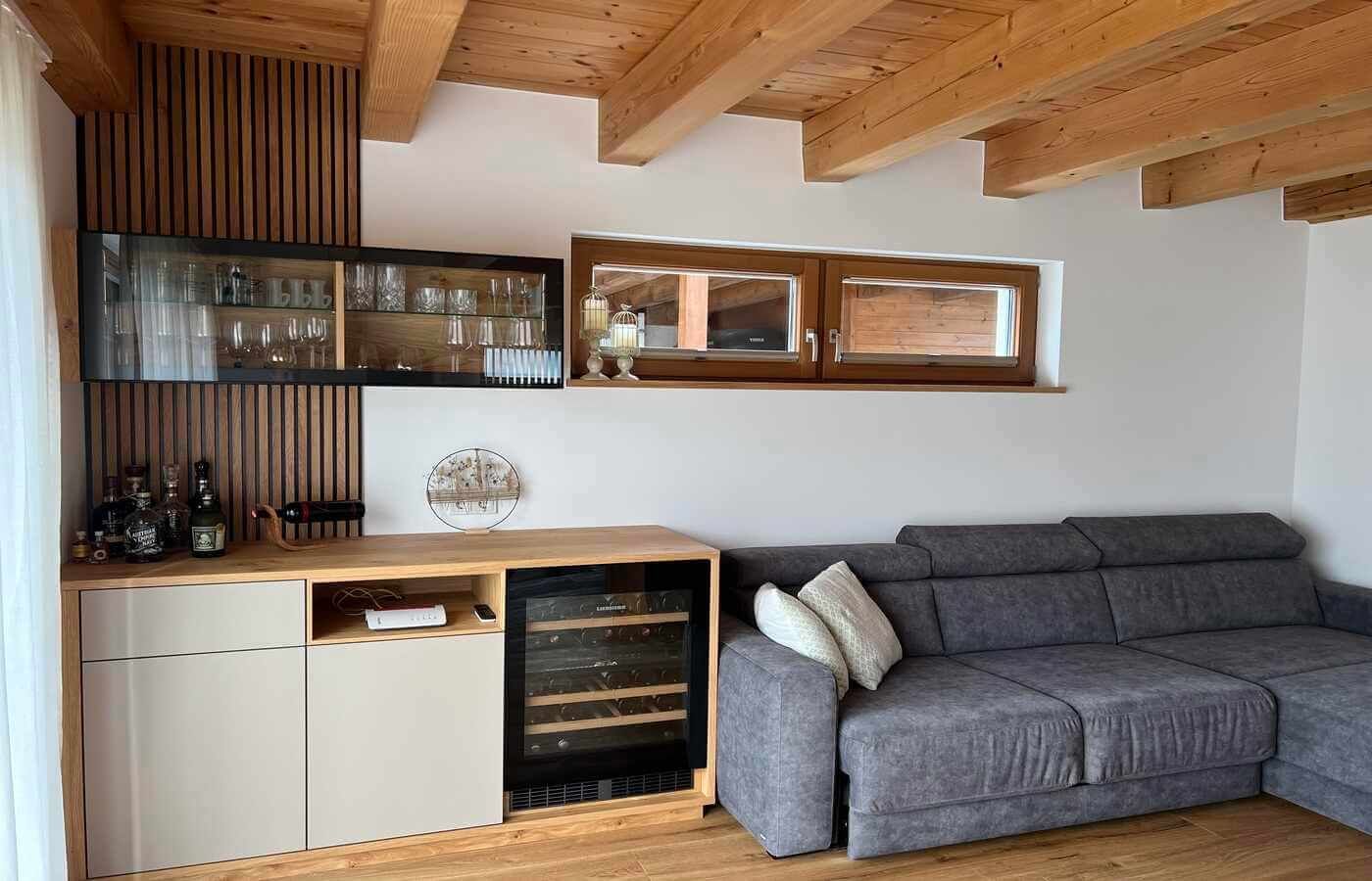 Projekte 12 Bar mit Weinschrank und Glasvitrine