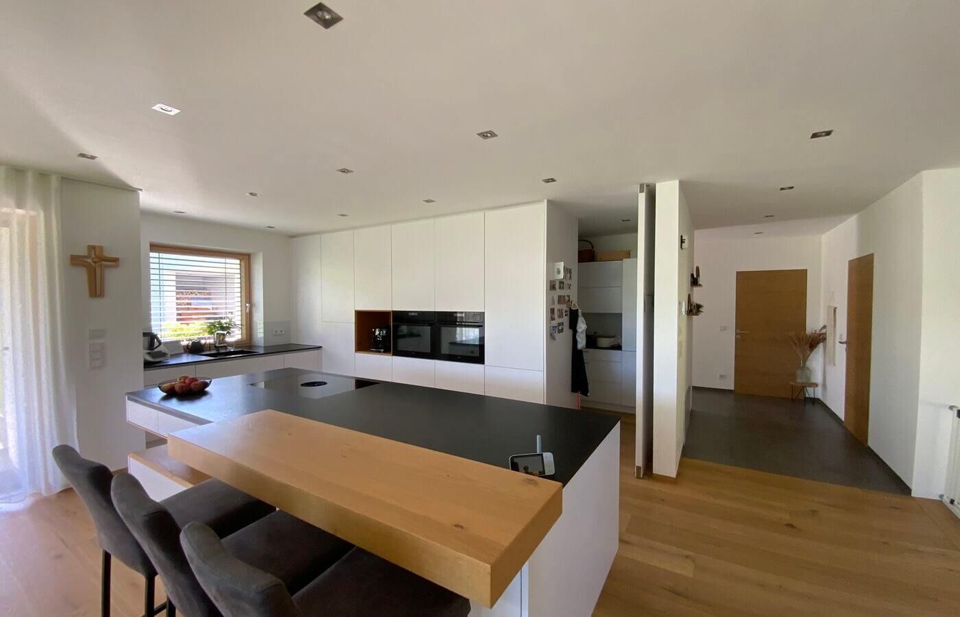 Projekte 4 Weiße Küche mit schwarzer Arbeitsplatte