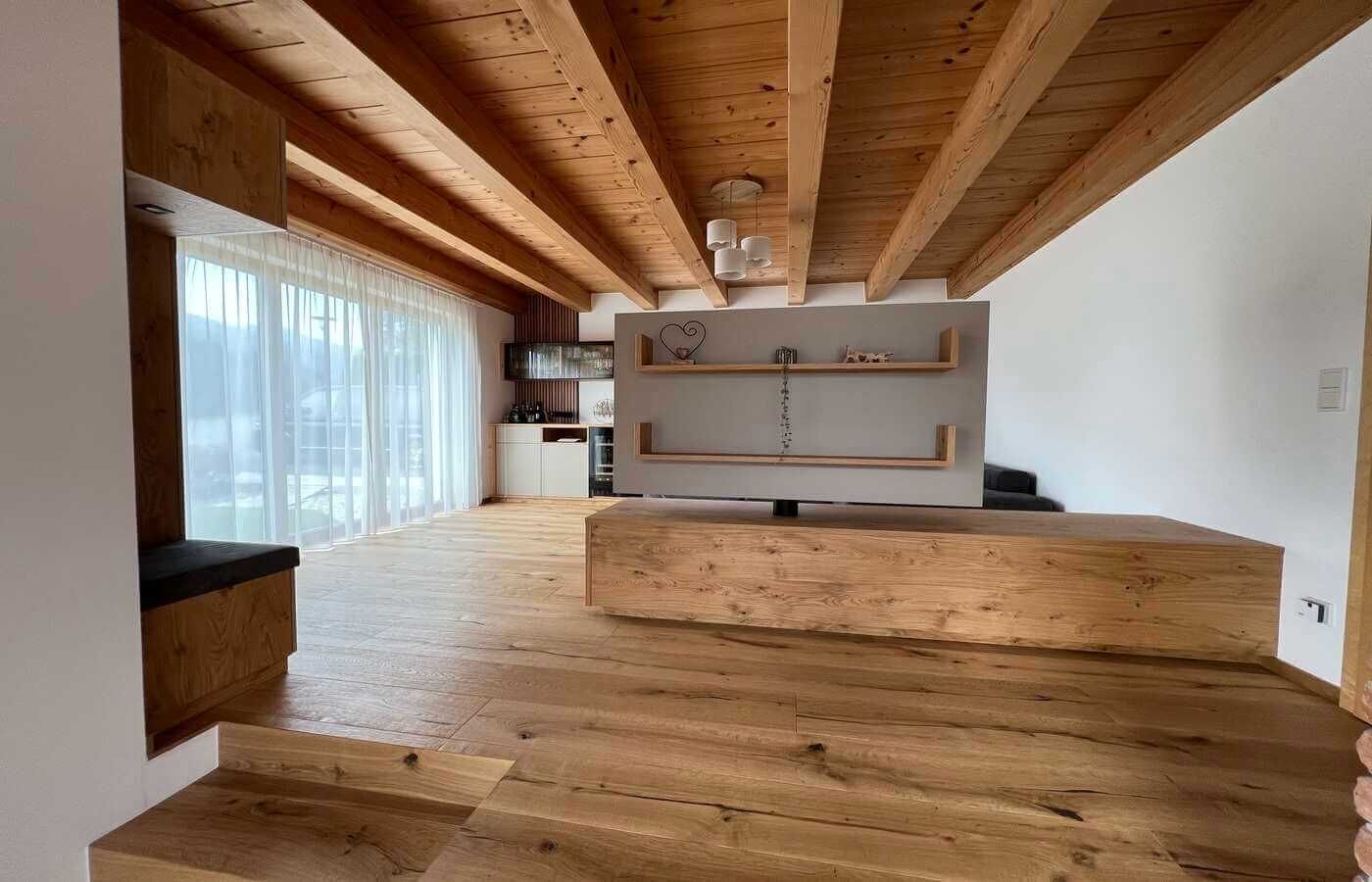 Projekte 21 Großer Wohnbereich mit Parkettboden und großer Fensterfront