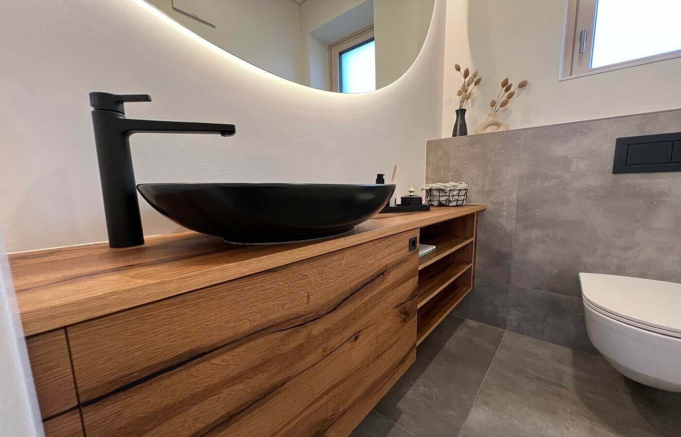 Projekte 11 Waschschrank aus Holz mit einem schwarzen Waschbecken