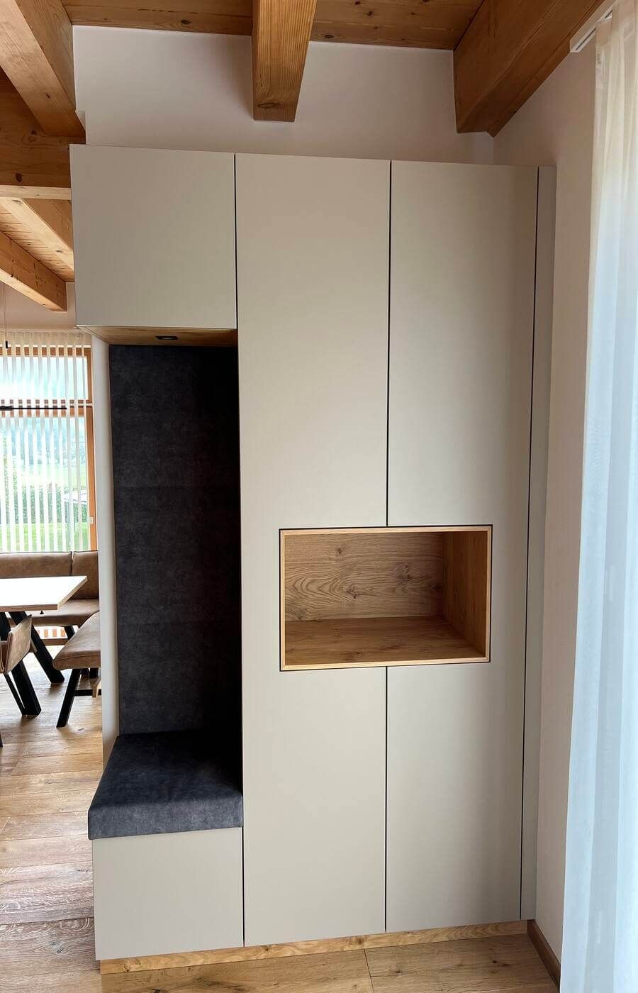 Projekte 6 Grauer Schrank mit Sitzbereich