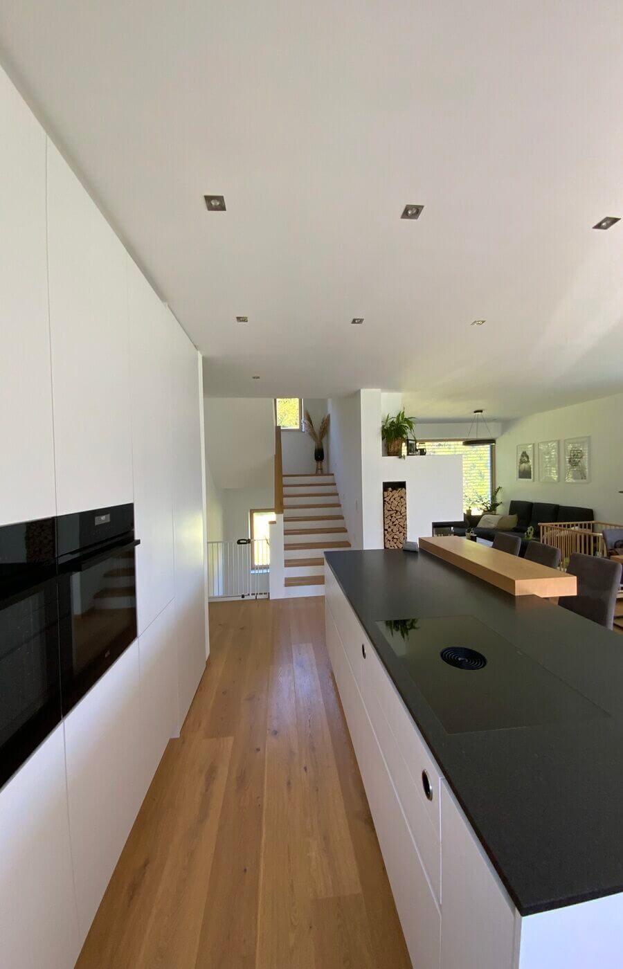 Weiße Küche mit schwarzer Arbeitsplatte