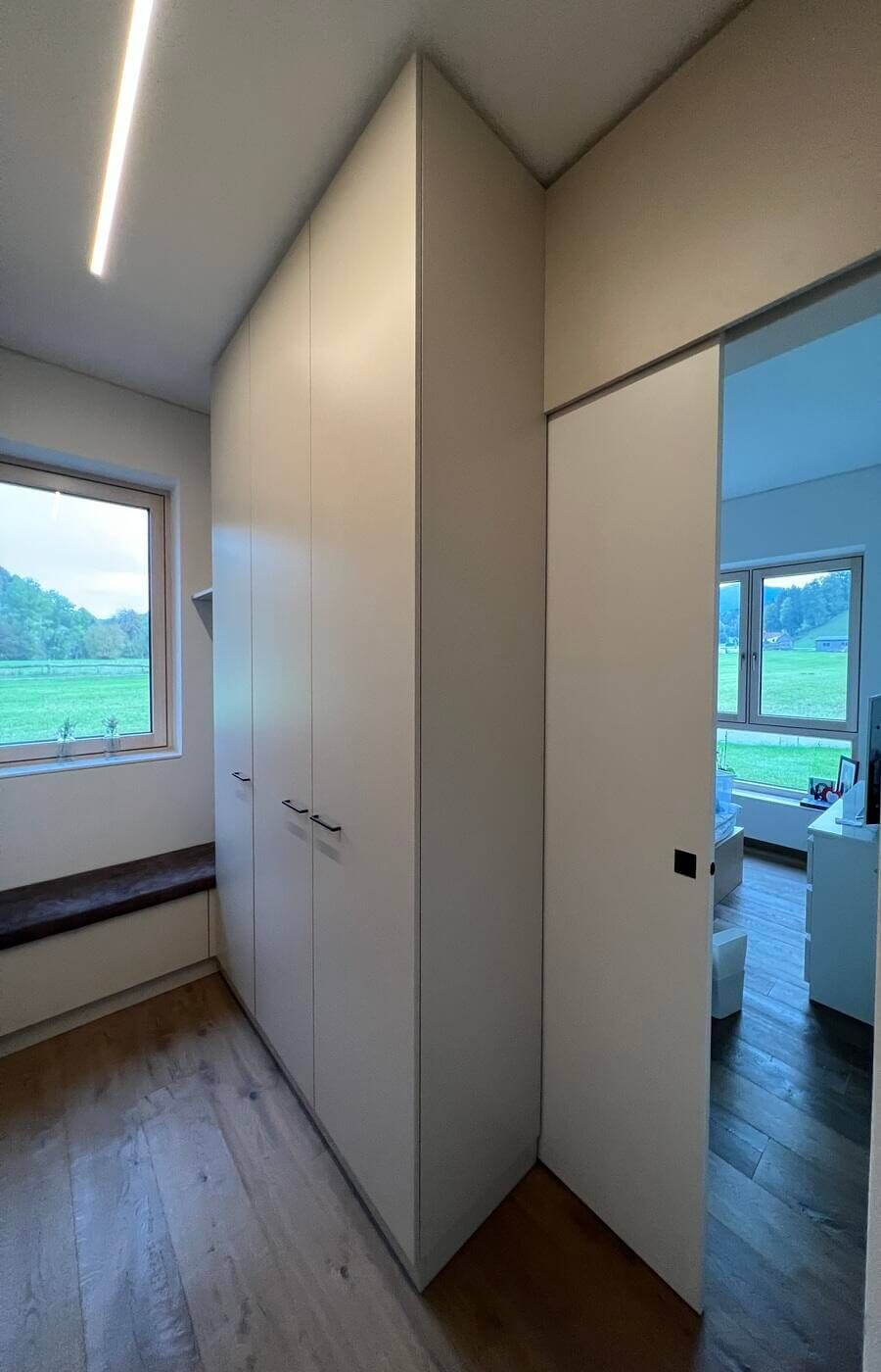 Projekte 25 Weißer Einbauschrank neben einer Tür