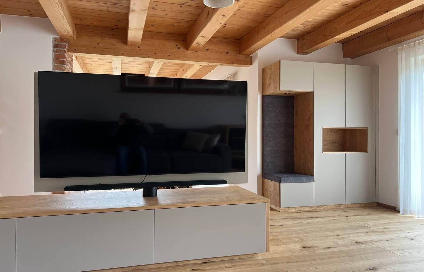 Projekte 7 Graues Sideboard mit einem großen Fernseher