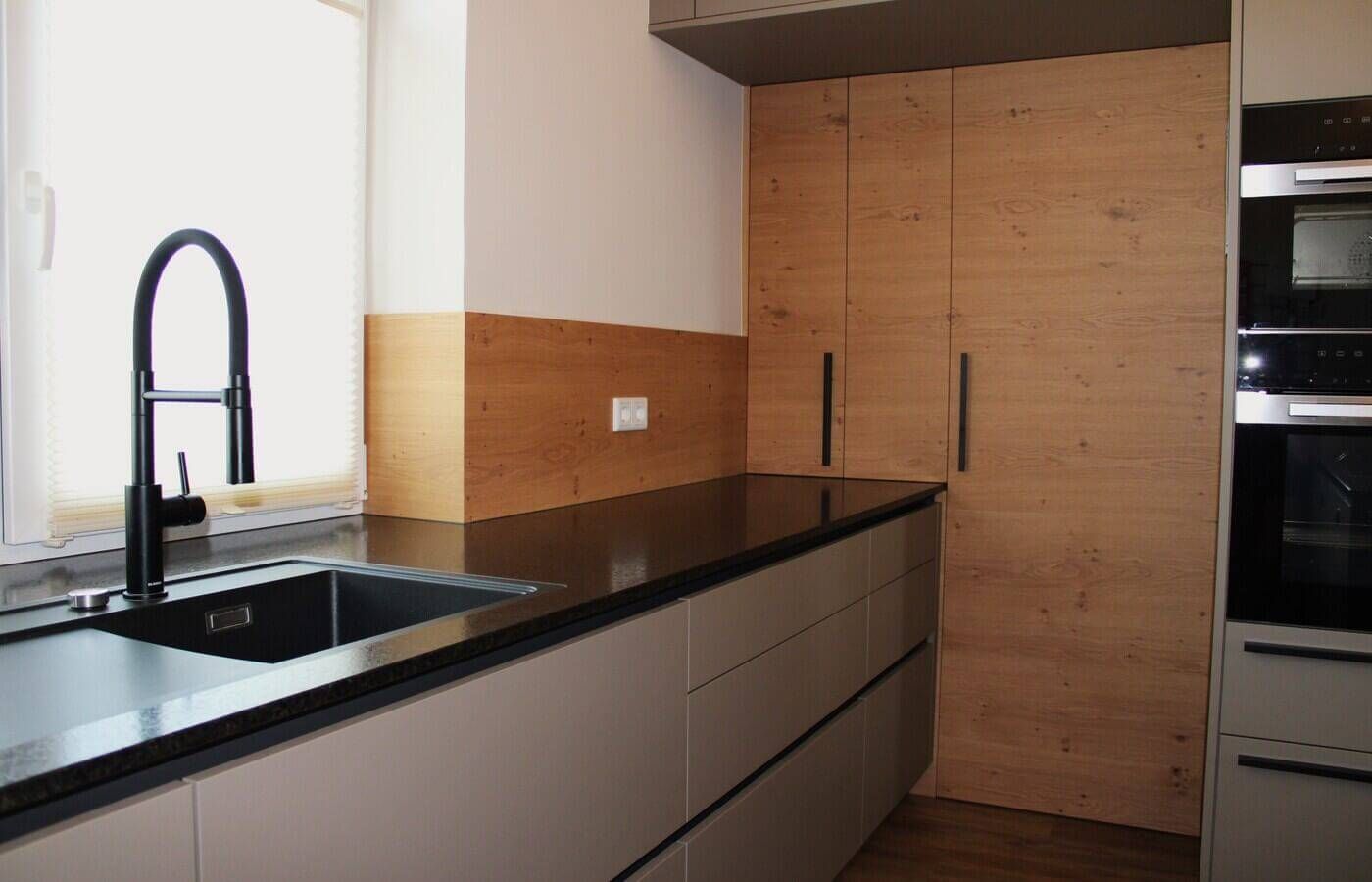 graue Küchenzeile mit Waschbecken