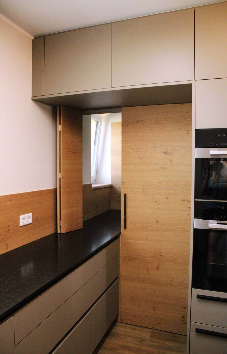Projekte 14 Küchenzeile, die von aufklappbaren Türen getrennt wird