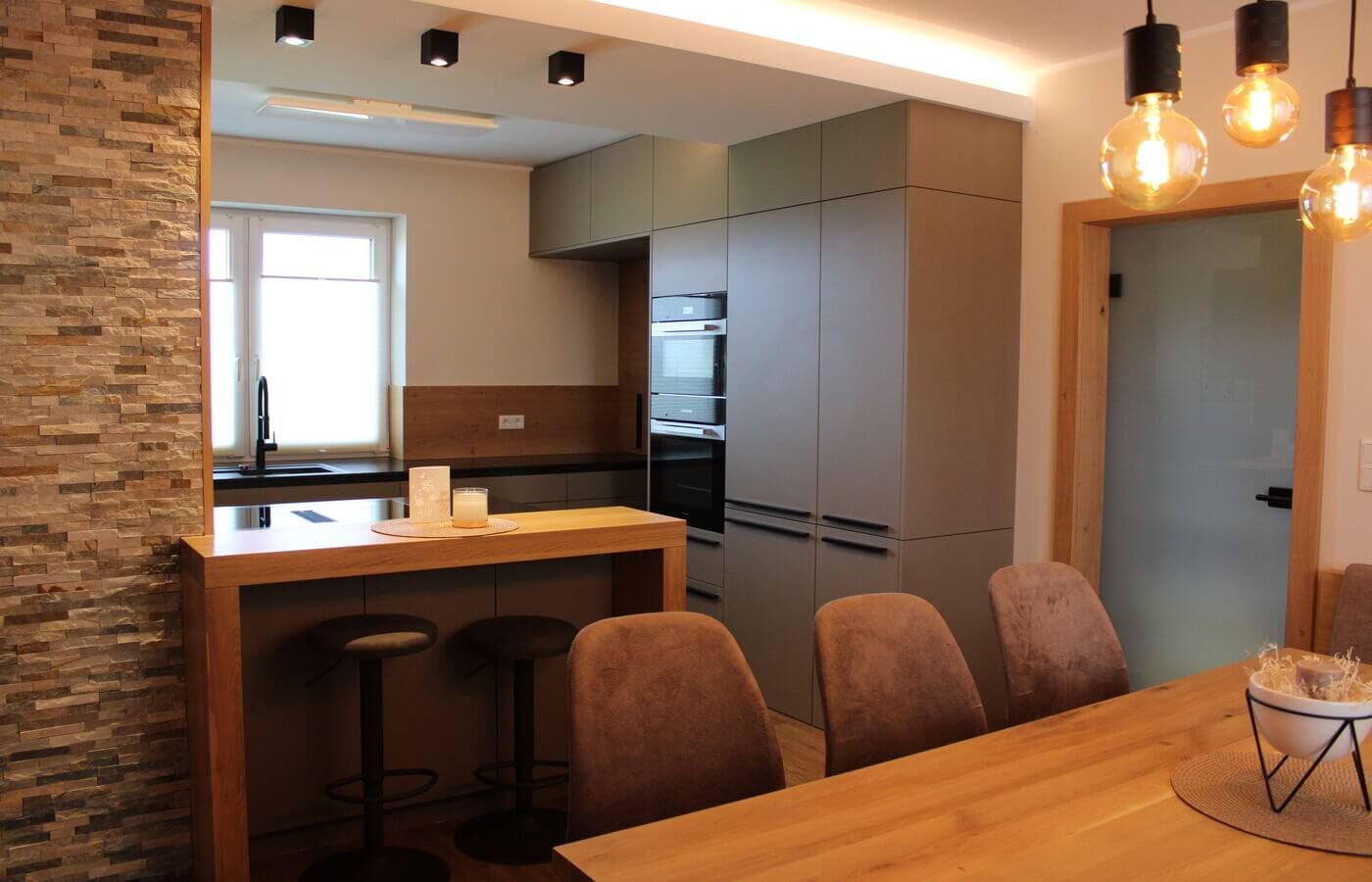 Graue Küche mit Essbereich