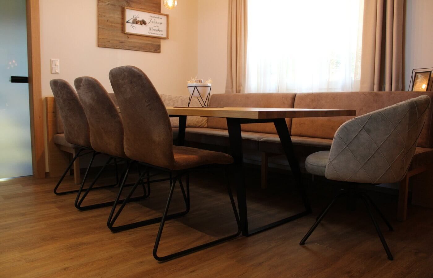 Projekte 15 Holzesstisch mit Lederstühlen und einer Sitzbank