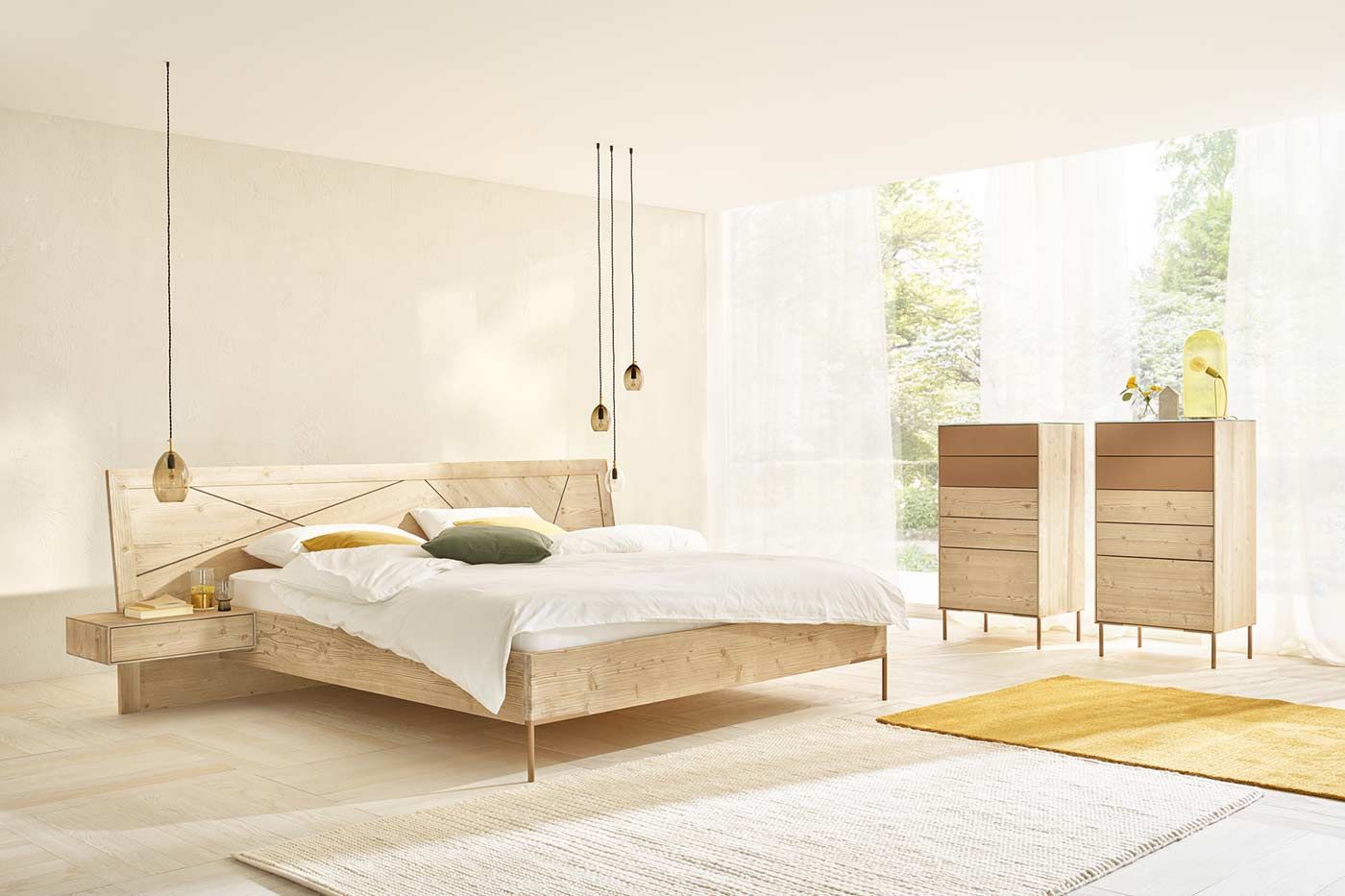 Bildergalerie Leno Bett Großes Bett aus Bergfichte mit einem Betthaupt mit geometrischer Musterung und weißer Bettwäsche