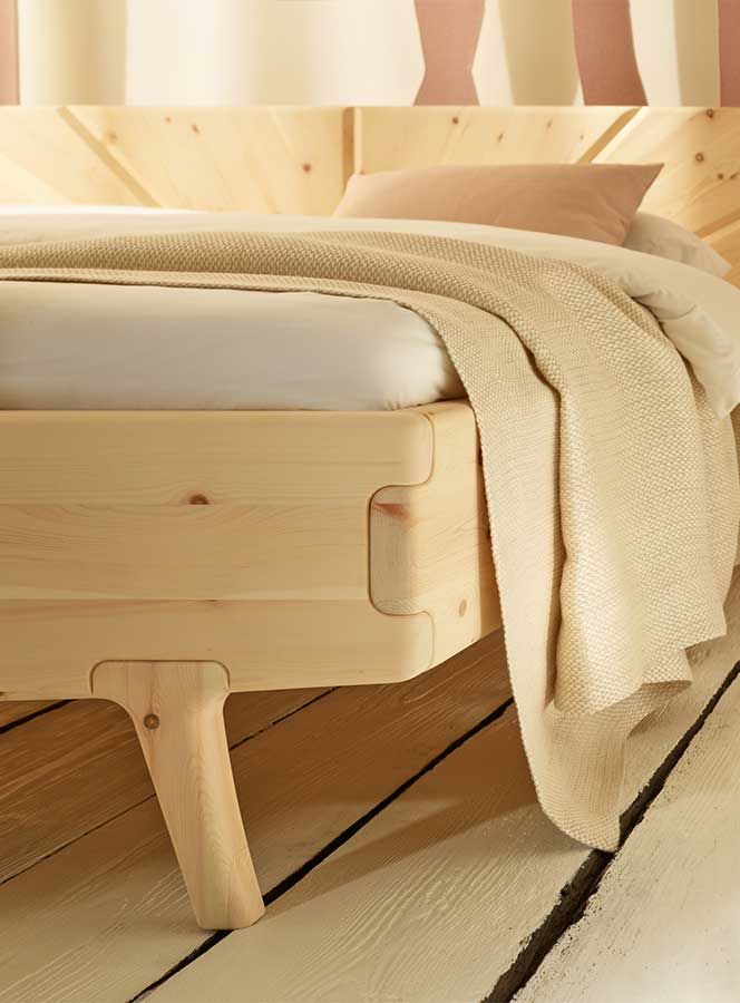 Detailaufnahme von einem Bettfuß aus Zirbe