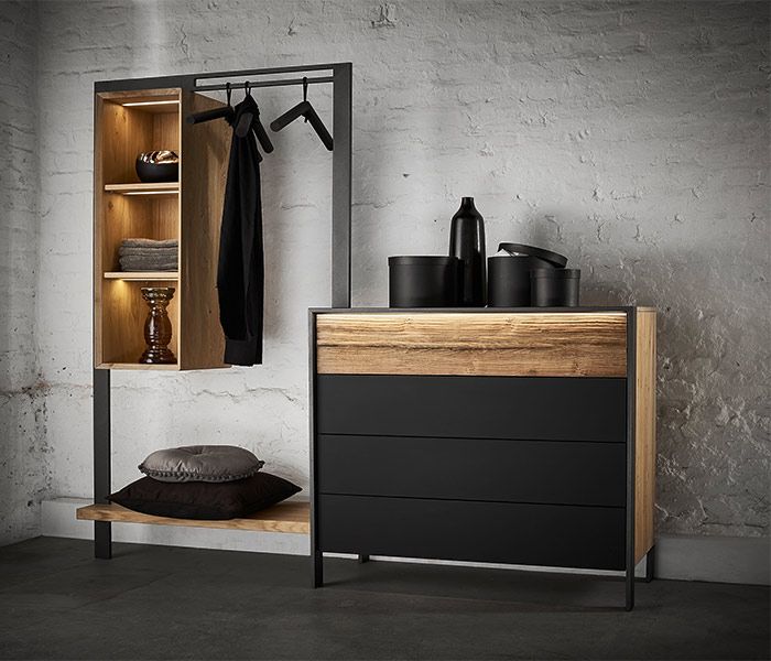 Eine moderne Garderobe in Braun mit schwarzen Schubladen