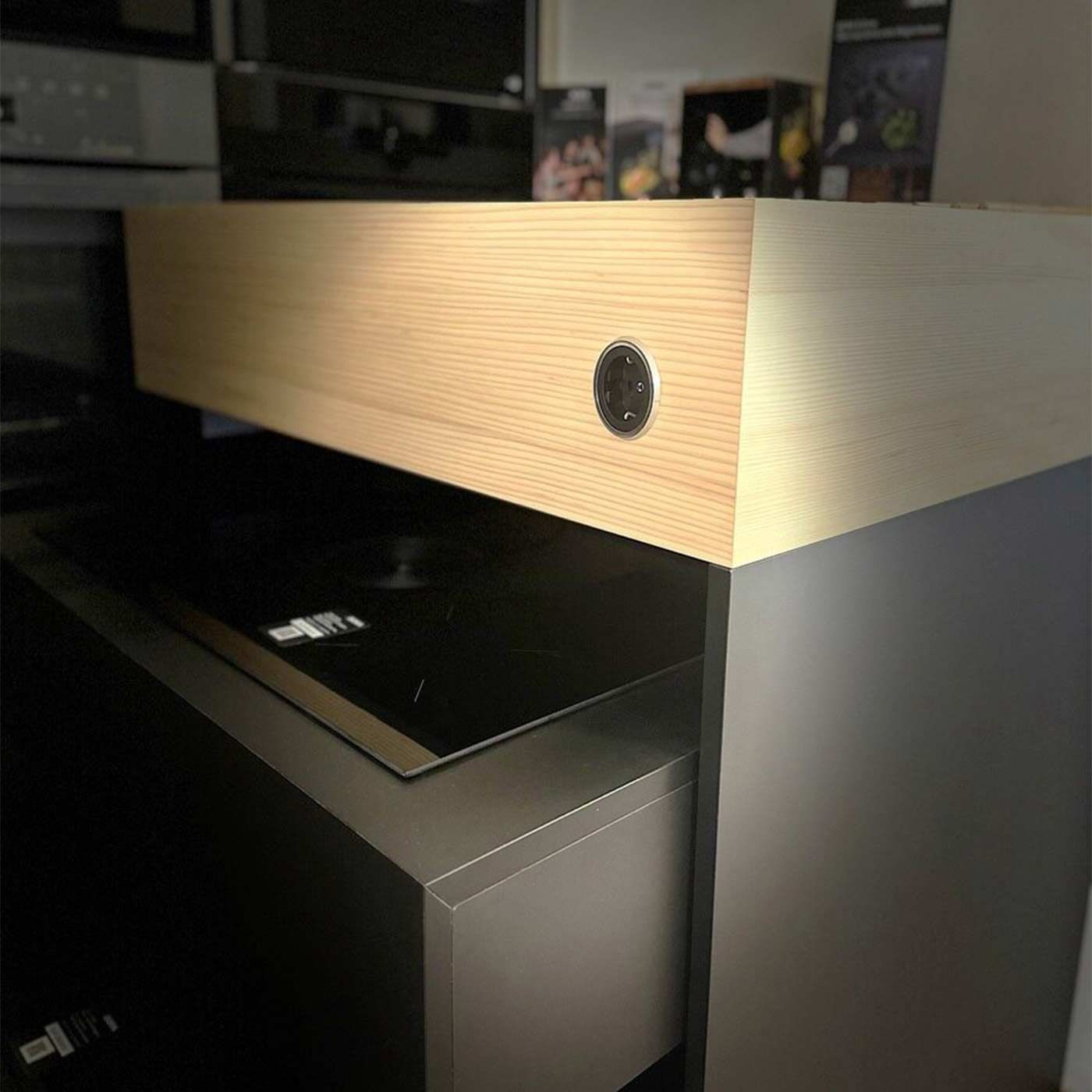 Eine dicke Tischplatte mit eingebauter Steckdose