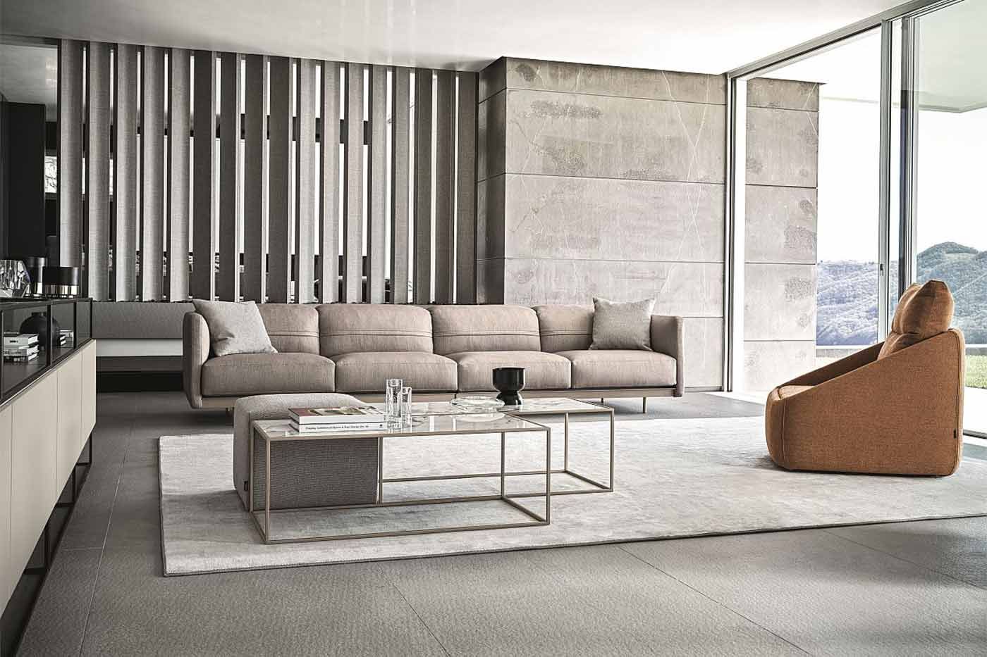 Wohnzimmer in grauen Farben mit einem großen Sofa und einem braunen Sessel