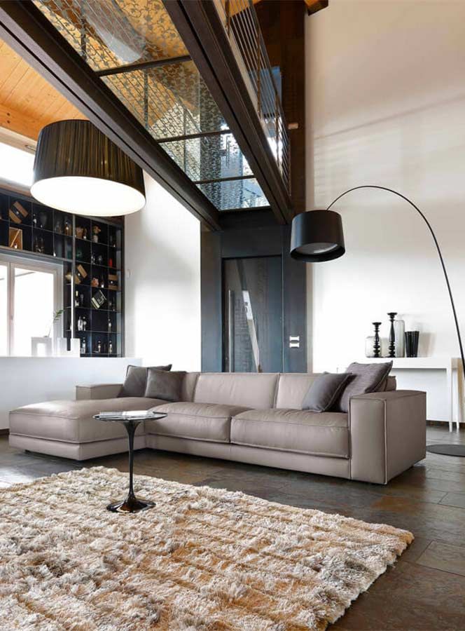 Bildergalerie Wohnzimmer Buble Bob Wohnzimmer mit hohen Decken und einem Steg über dem Sitzbereich