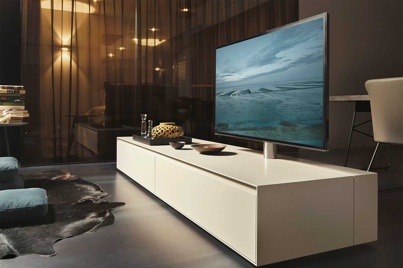 Bildergalerie Sideboard Fernseher Weißes Sideboard an den ein Fernseher gebaut ist