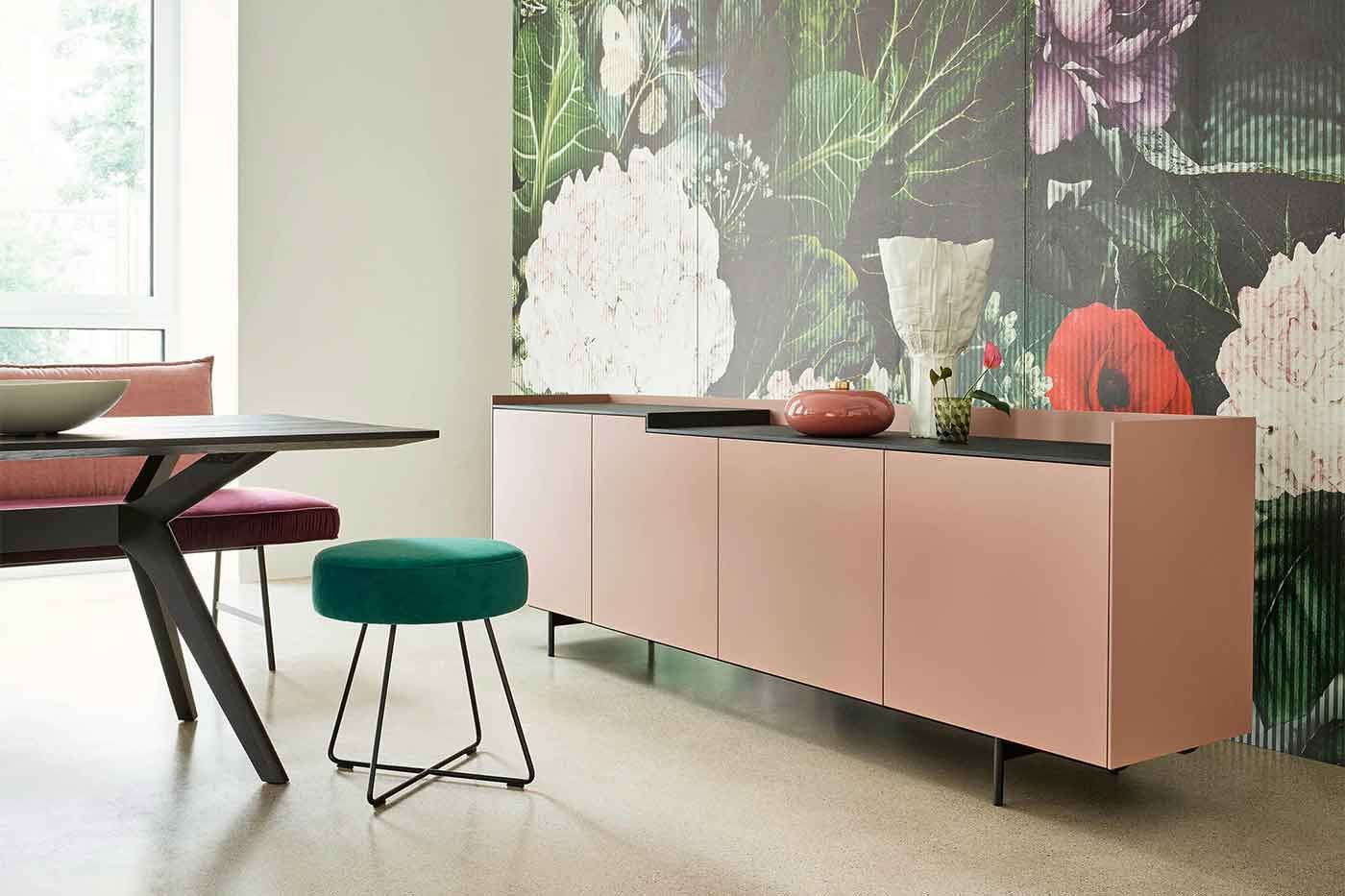 Bildergalerie Sideboard Rosa Sideboard vor einer tapezierten Dekowand