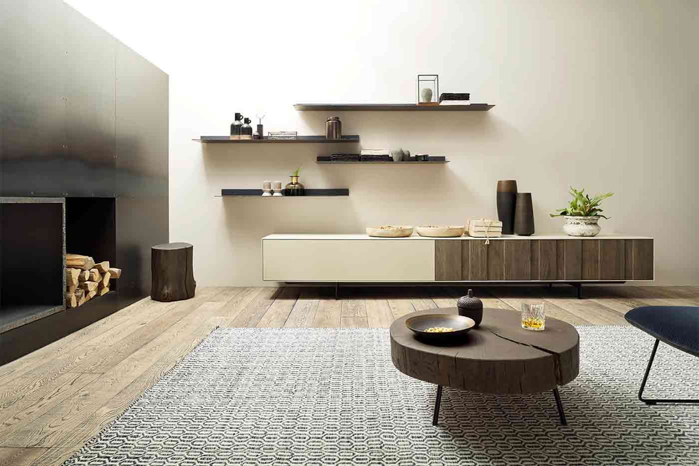 Wohnzimmer mit einem Sideboard, Wandregal, Kamin 