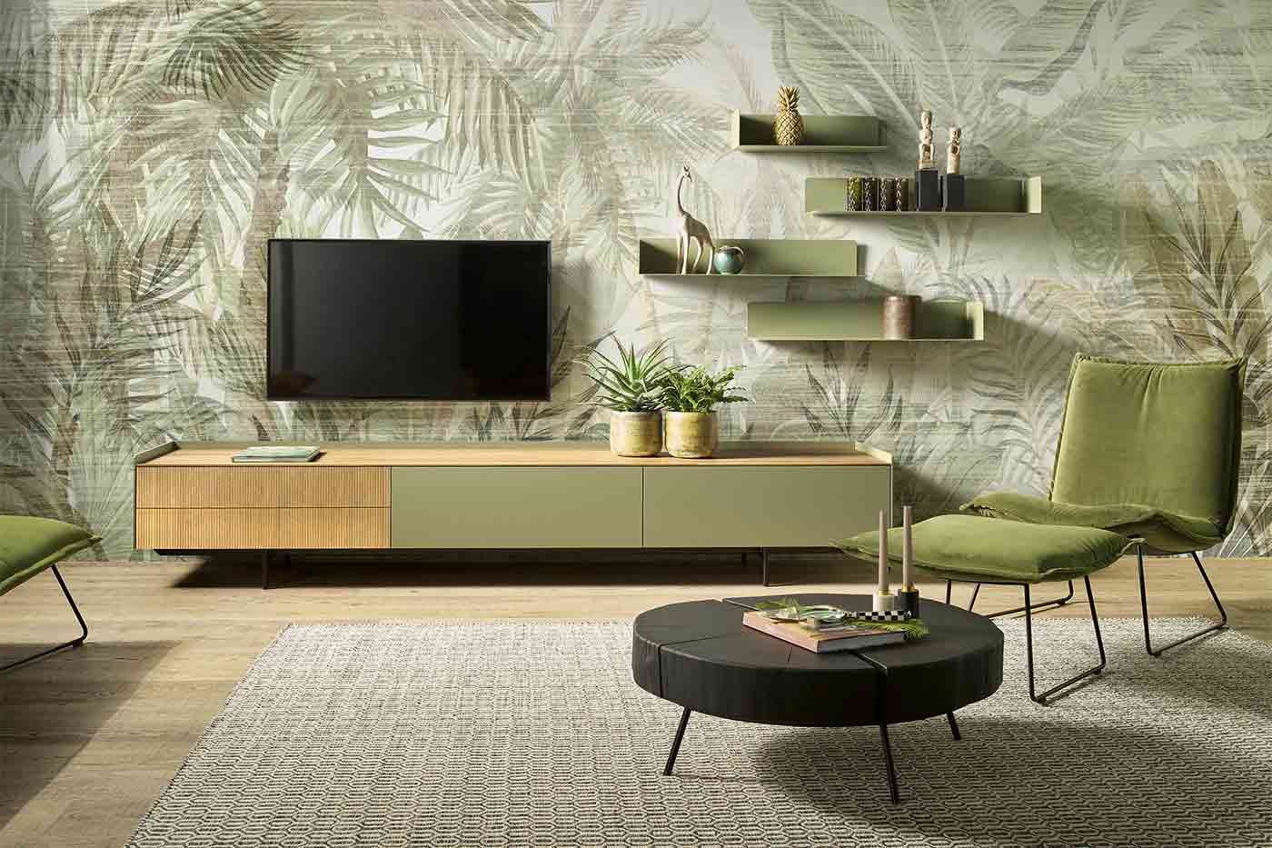 Bildergalerie Wohnzimmer Olivgrün Olivgrünes Sideboard mit Holzelementen an einer tapezierten Wand und ein Olivgrüner Sessel mit Beistelltisch