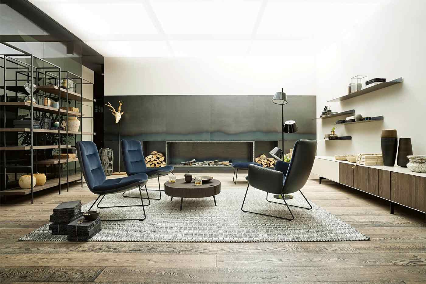 Bildergalerie Wohnzimmer Sessel Wohnbereich mit Sesseln und einem großen Kamin