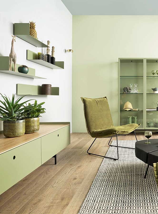 Bildergalerie Wohnzimmer Grüner Sessel Ein grüner Samtsessel steht vor einem grünen Sideboard