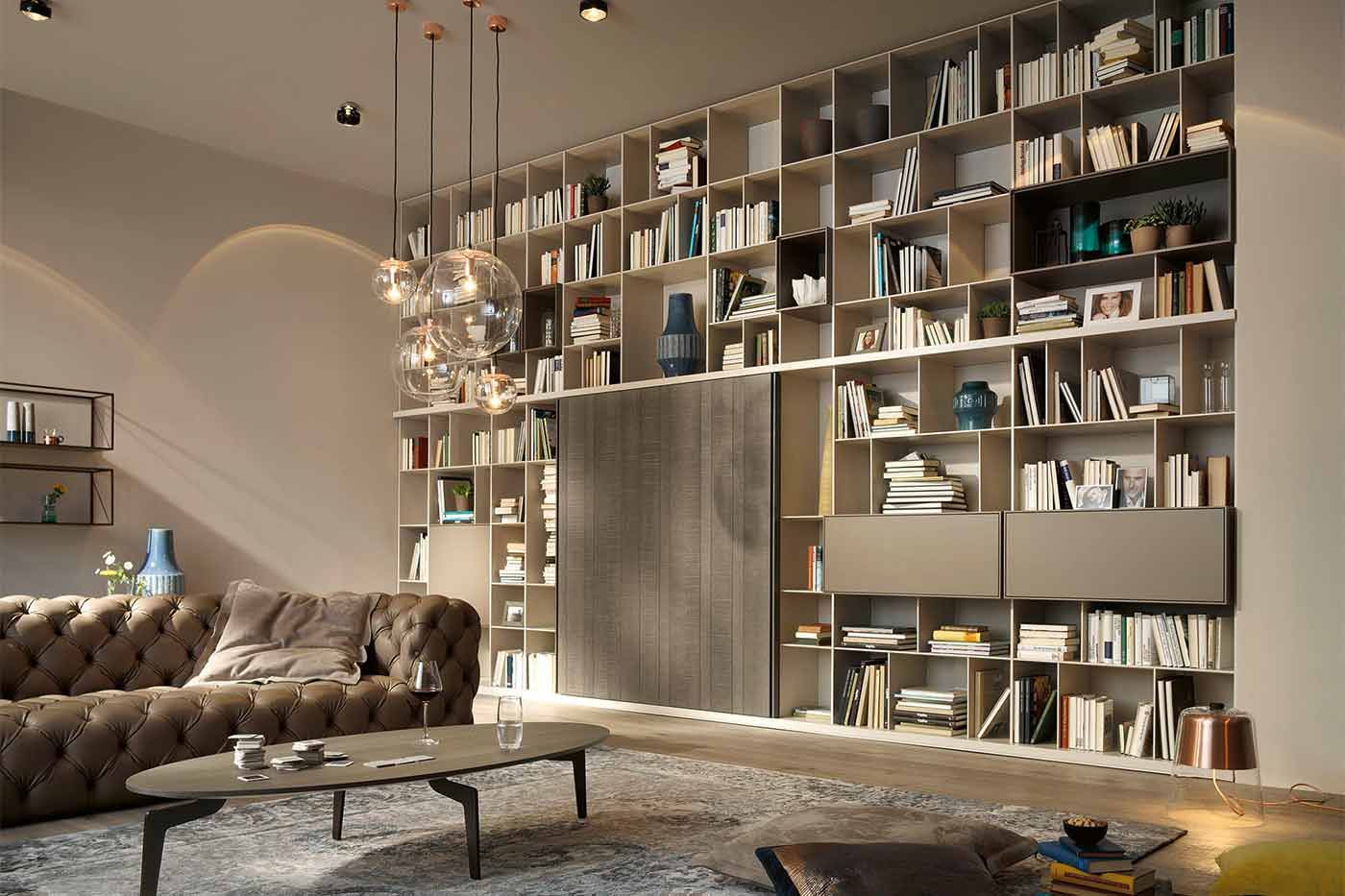 Großes Bücherregal mit Büchern 