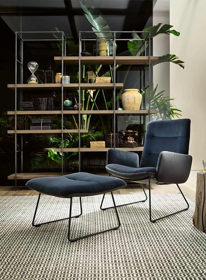 Bildergalerie Blauer Sessel Blauer Samtsessel mit Fußhocker