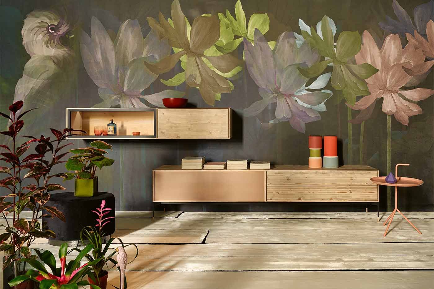 Bildergalerie Wohnkombination Lina Sideboard und Wandregal aus Holz an einer tapezierten blumigen Wande