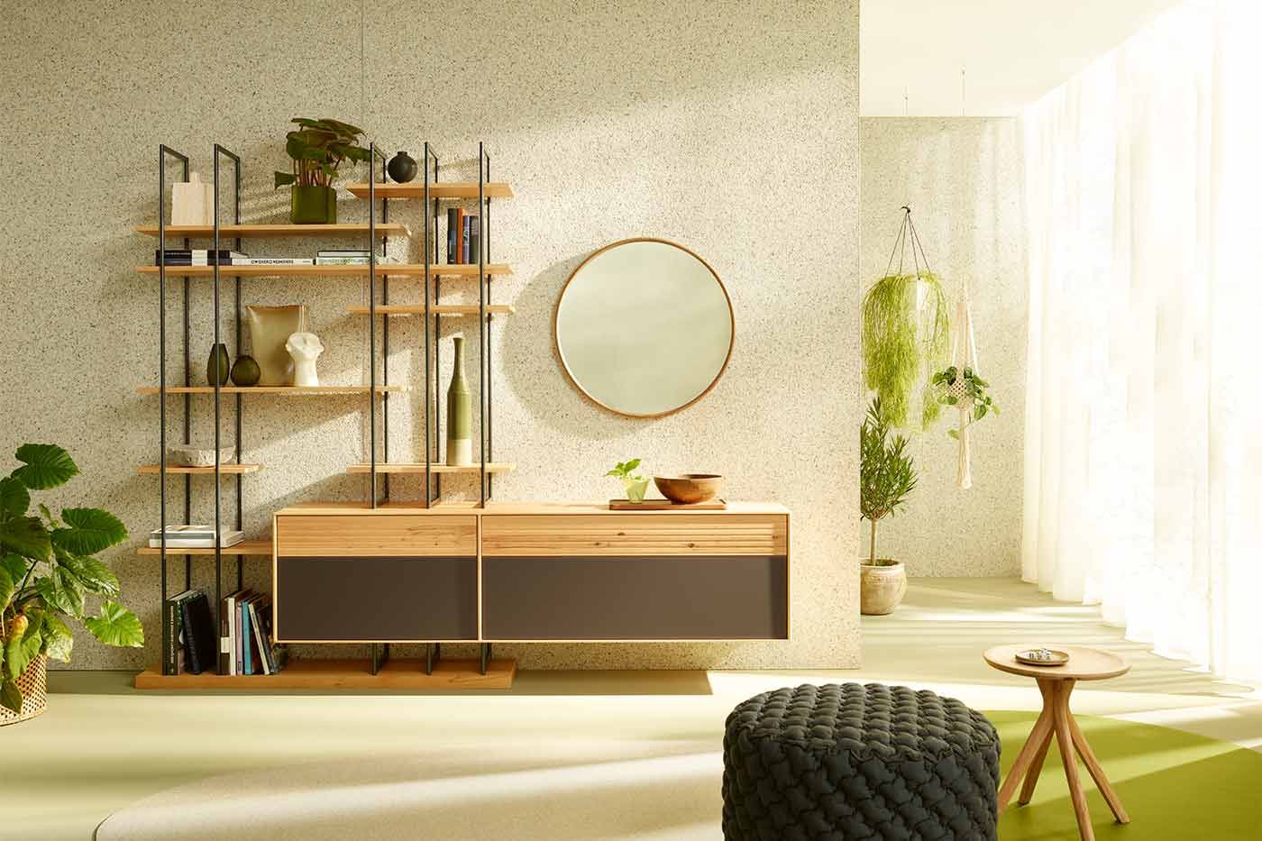 Bücherregal aus Holz und einem angebundenen Sideboard