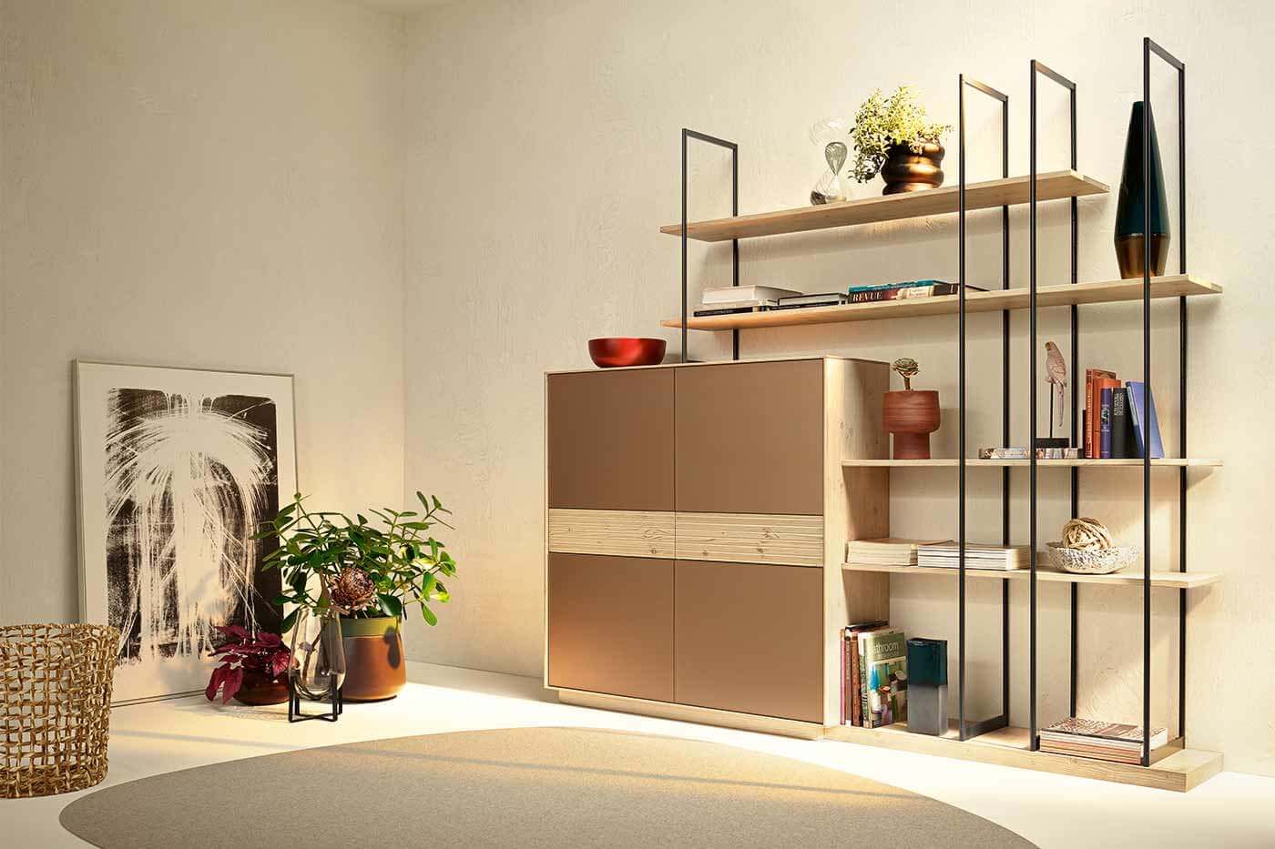 Wohnzimmer Wohnkombination Lina Braunes Sideboard an einem Bücherregal aus Holz