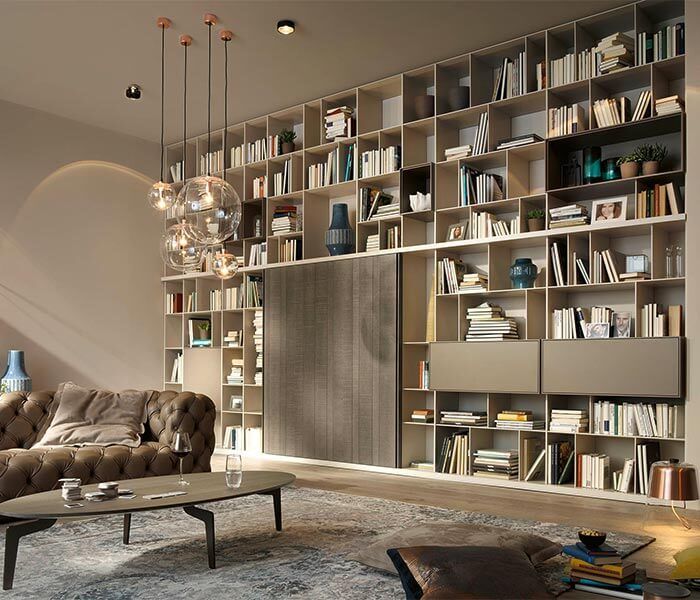 Eingebaues Bücherregal, dass die gesamte Wand einnimmt 